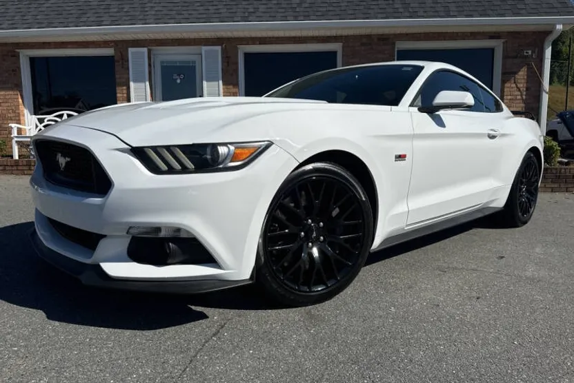 2017 Ford Mustang GT photo 1
