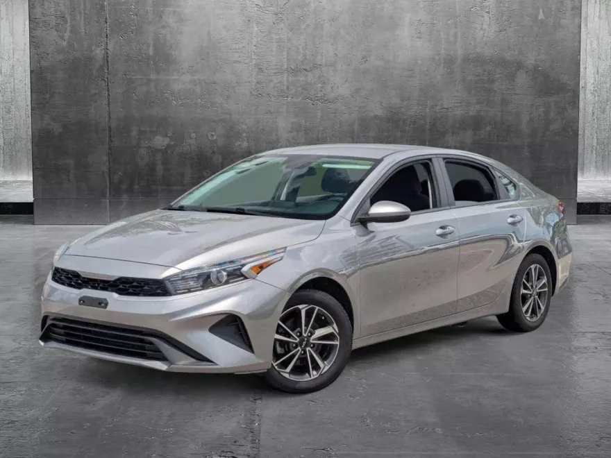 2023 Kia Forte LXS photo 1