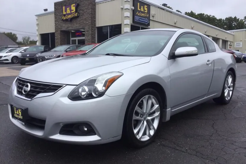 2011 Nissan Altima 3.5 SR photo 1