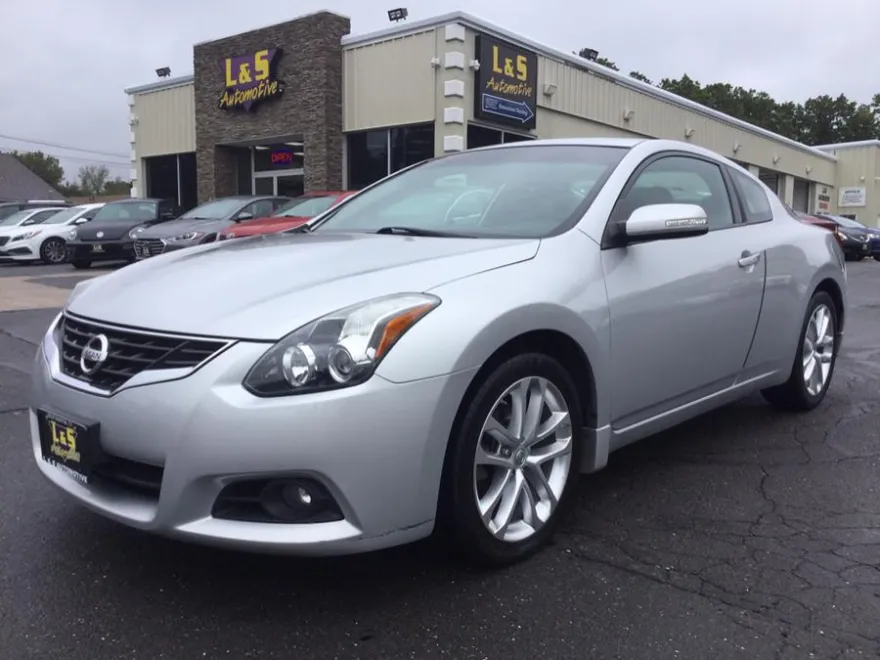 2011 Nissan Altima 3.5 SR photo 1