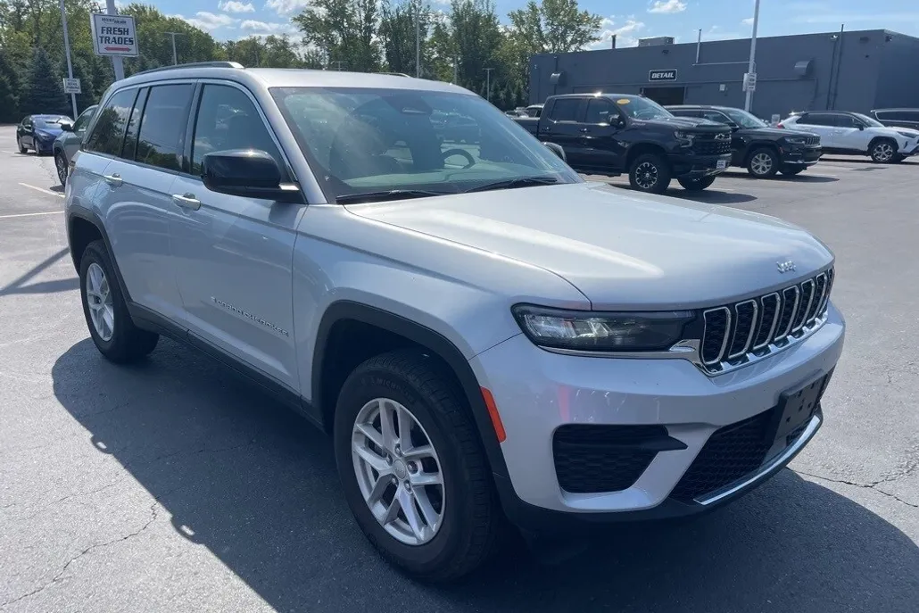 2024 Jeep Grand Cherokee Laredo photo 1