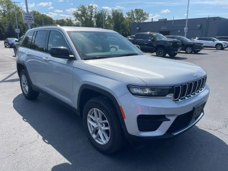 2024 Jeep Grand Cherokee Laredo photo 1