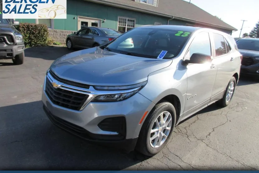 2023 Chevrolet Equinox LS photo 1