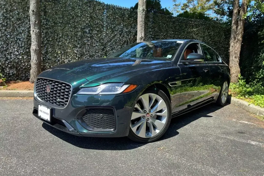 2022 Jaguar XF R-Dynamic SE photo 1