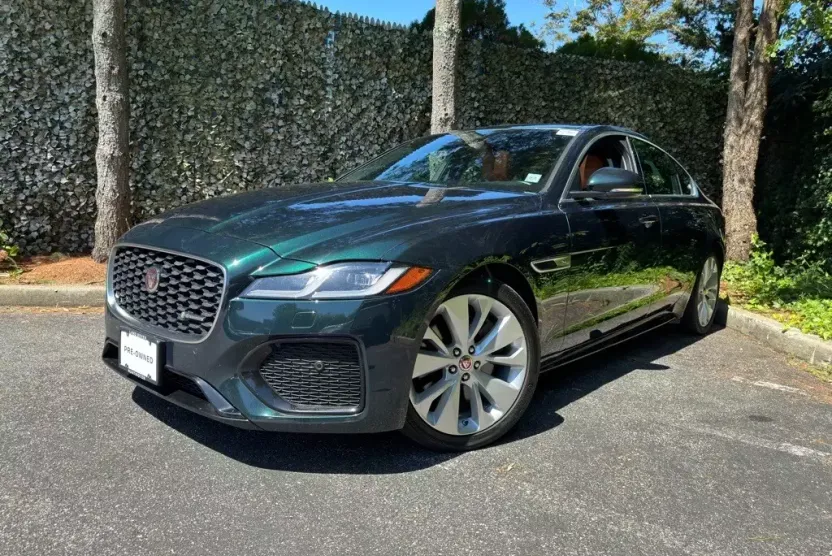 2022 Jaguar XF R-Dynamic SE photo 1