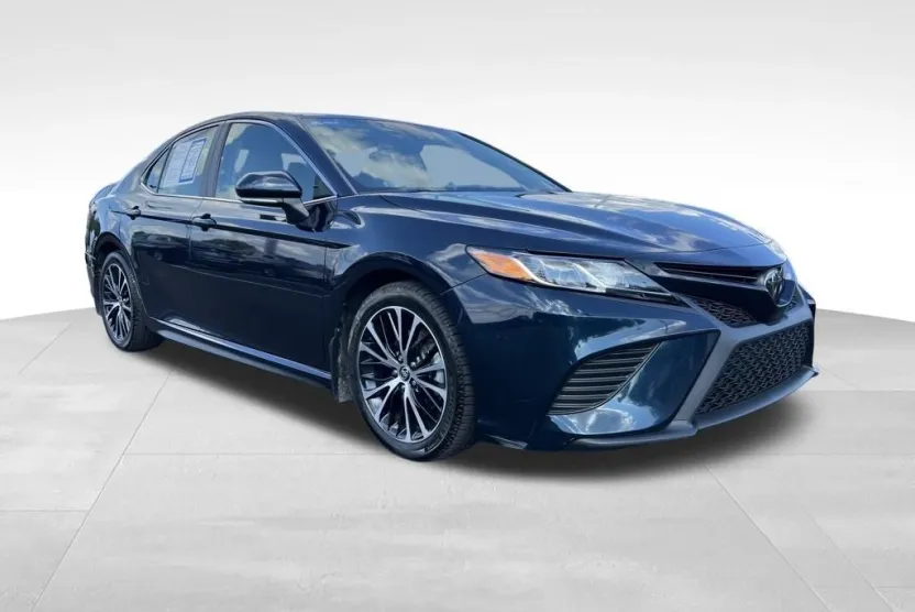 2020 Toyota Camry SE photo 1