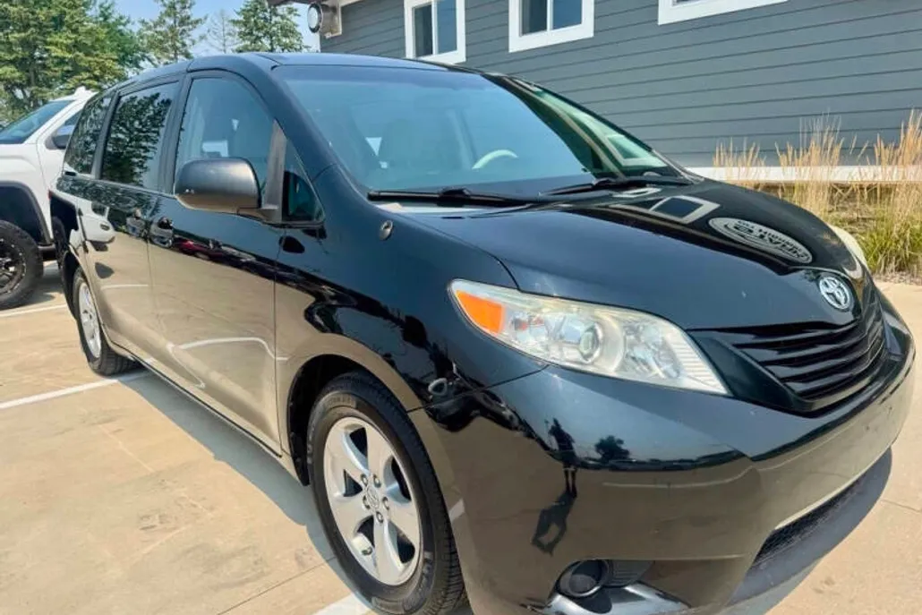 2014 Toyota Sienna L photo 1
