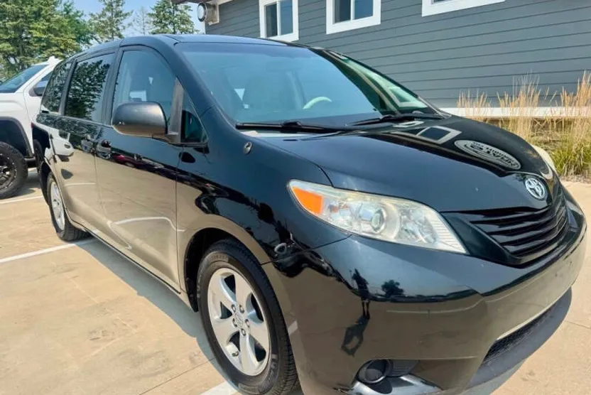 2014 Toyota Sienna L photo 1