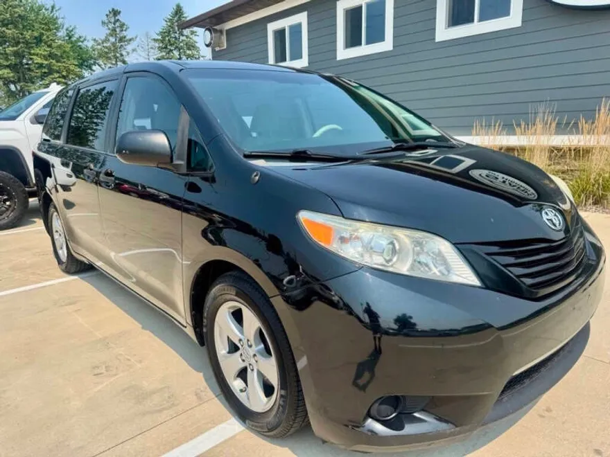 2014 Toyota Sienna L photo 1