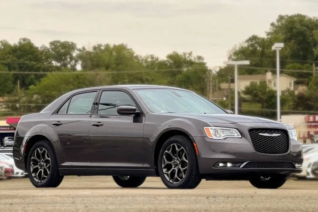 2018 Chrysler 300 S photo 1