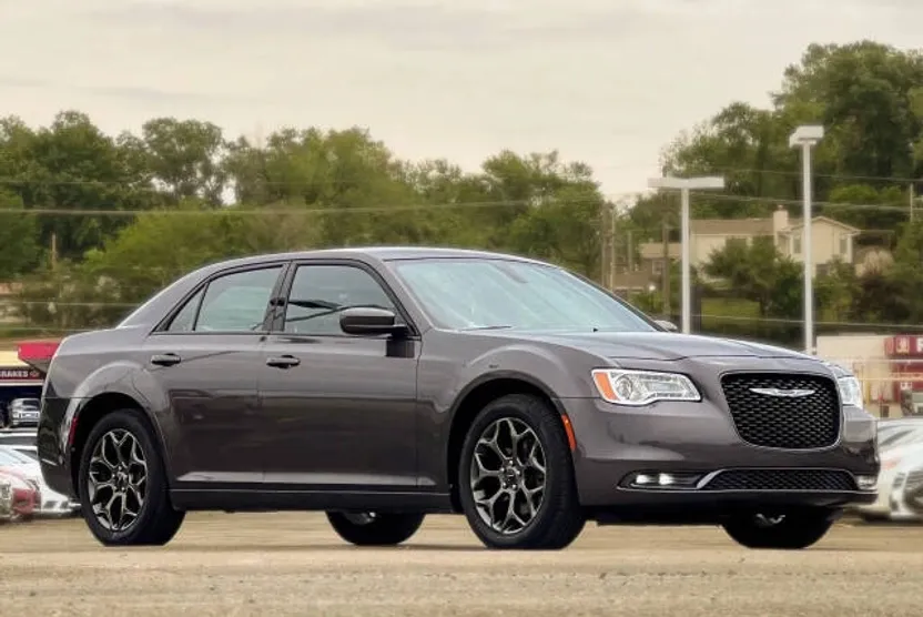 2018 Chrysler 300 S photo 1