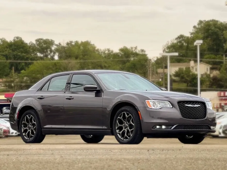 2018 Chrysler 300 S photo 1