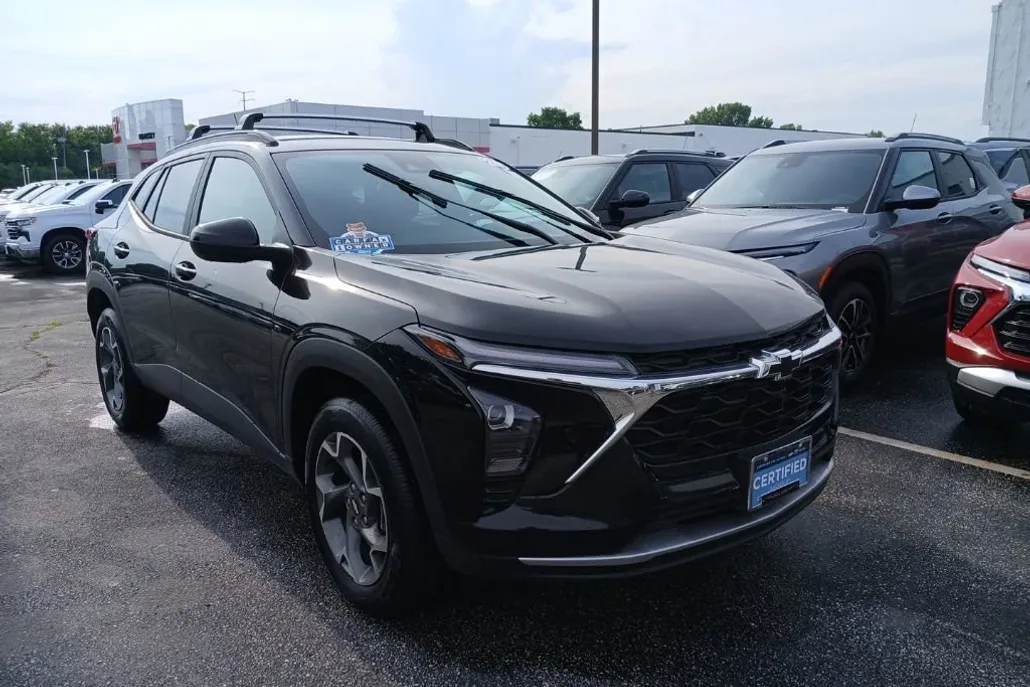 2024 Chevrolet Trax LT photo 1