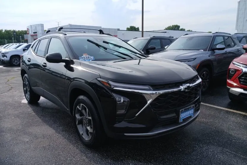 2024 Chevrolet Trax LT photo 1