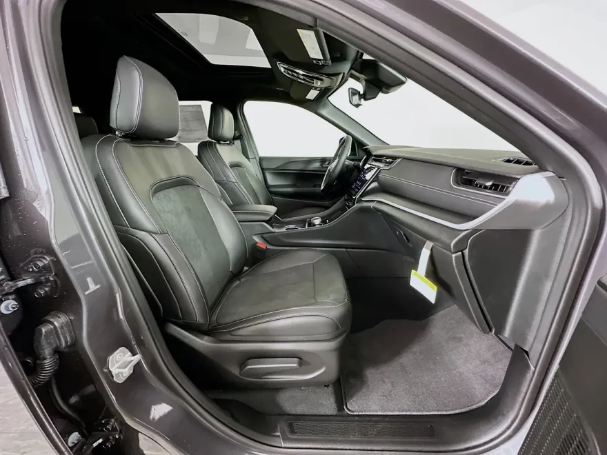 2025 Jeep Grand Cherokee Altitude X photo 12
