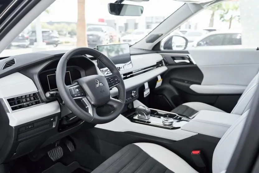 2025 Mitsubishi Outlander SE photo 1