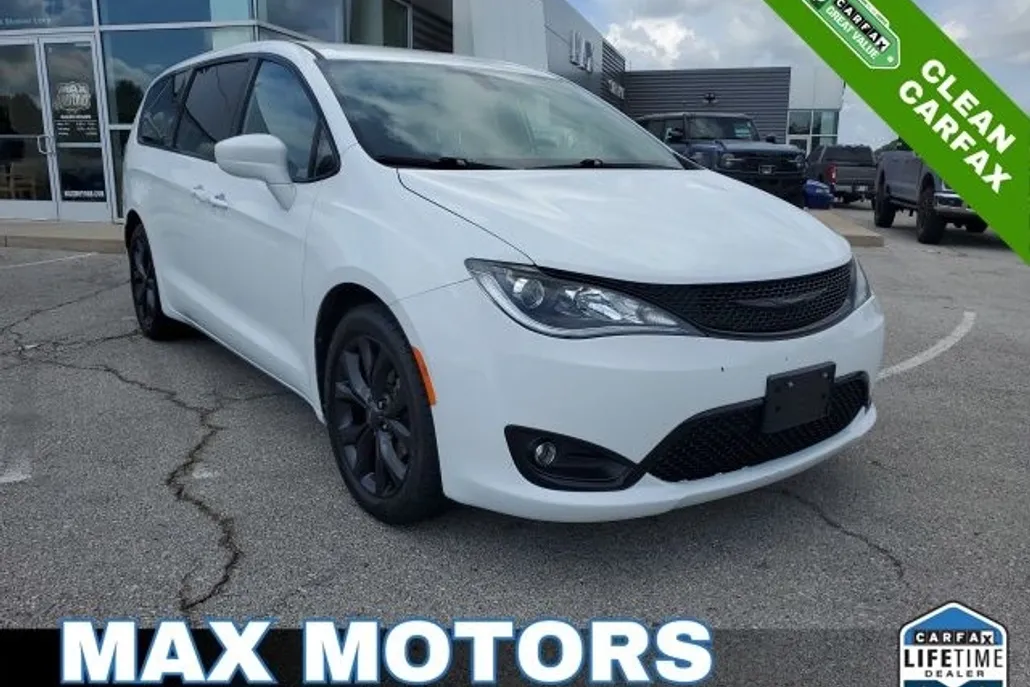 2020 Chrysler Pacifica Touring photo 1