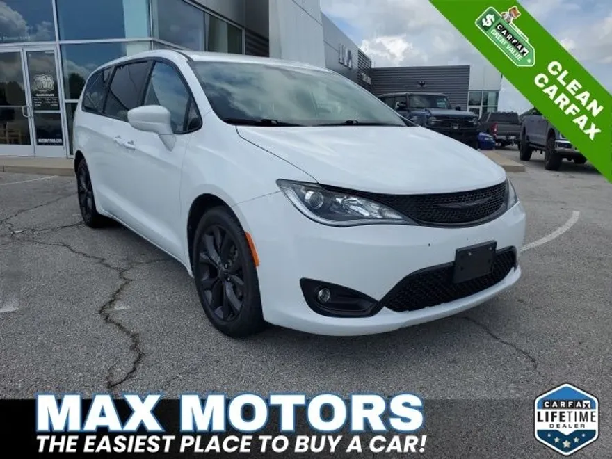 2020 Chrysler Pacifica Touring photo 1