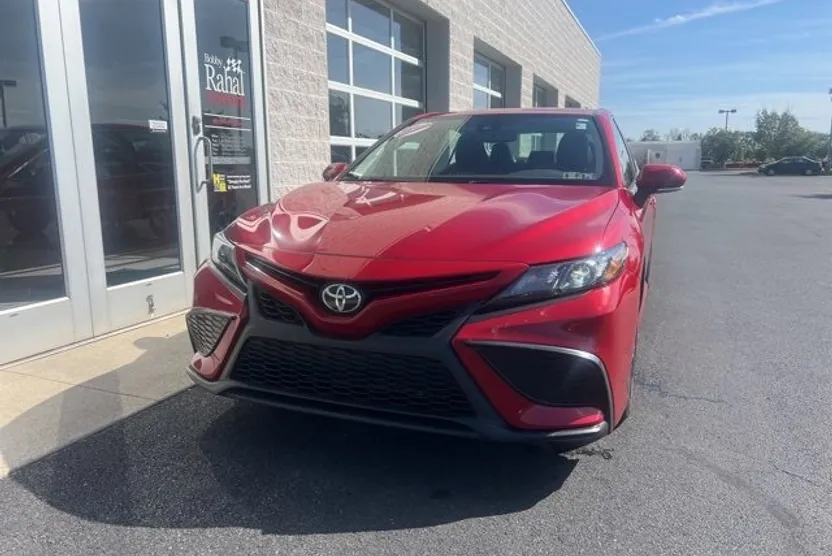2021 Toyota Camry SE photo 1