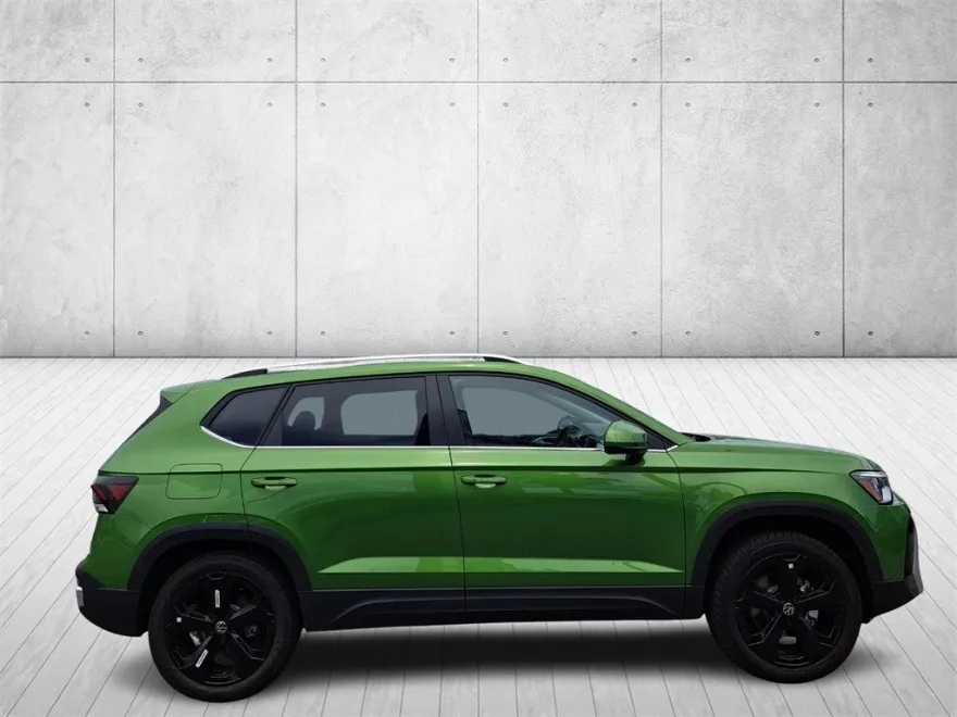 2025 Volkswagen Taos SEL photo 1