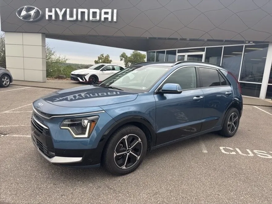 2023 Kia Niro SX photo 1