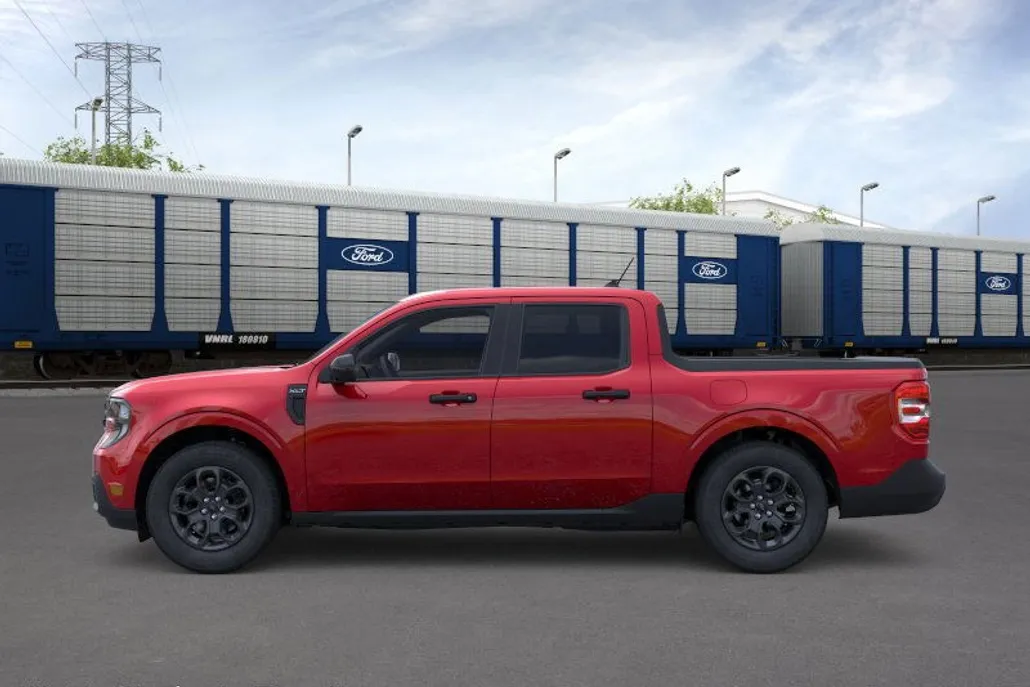 2025 Ford Maverick XLT photo 1