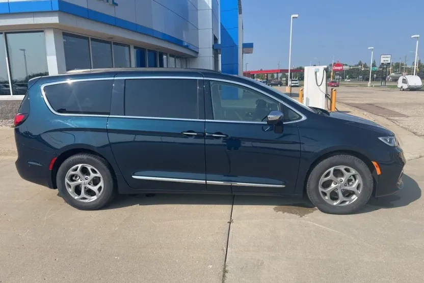 2022 Chrysler Pacifica Limited photo 1