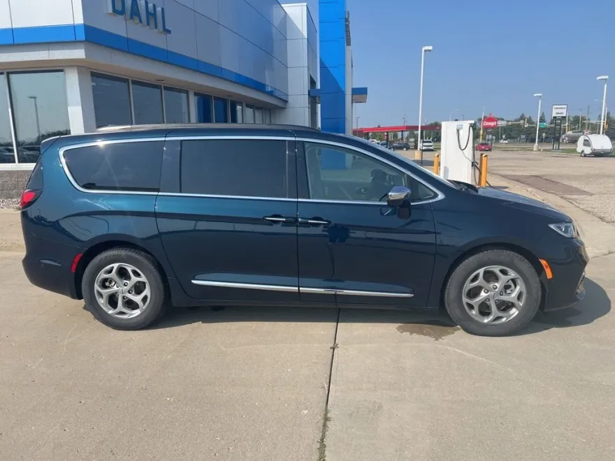 2022 Chrysler Pacifica Limited photo 1