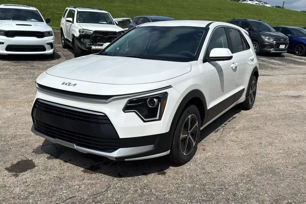 2025 Kia Niro LX photo 1