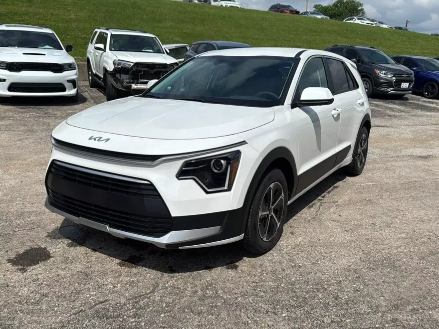 2025 Kia Niro LX photo 1
