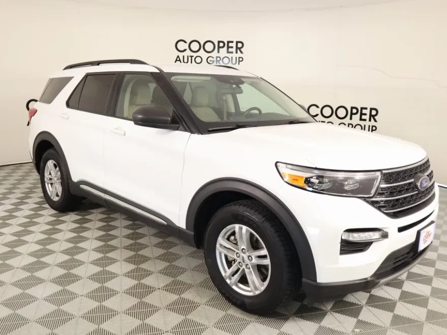 2023 Ford Explorer XLT photo 1