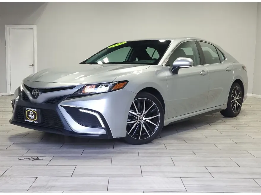 2022 Toyota Camry SE photo 1