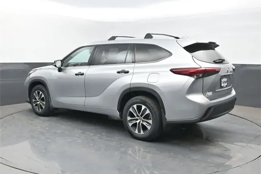 2021 Toyota Highlander XLE photo 1