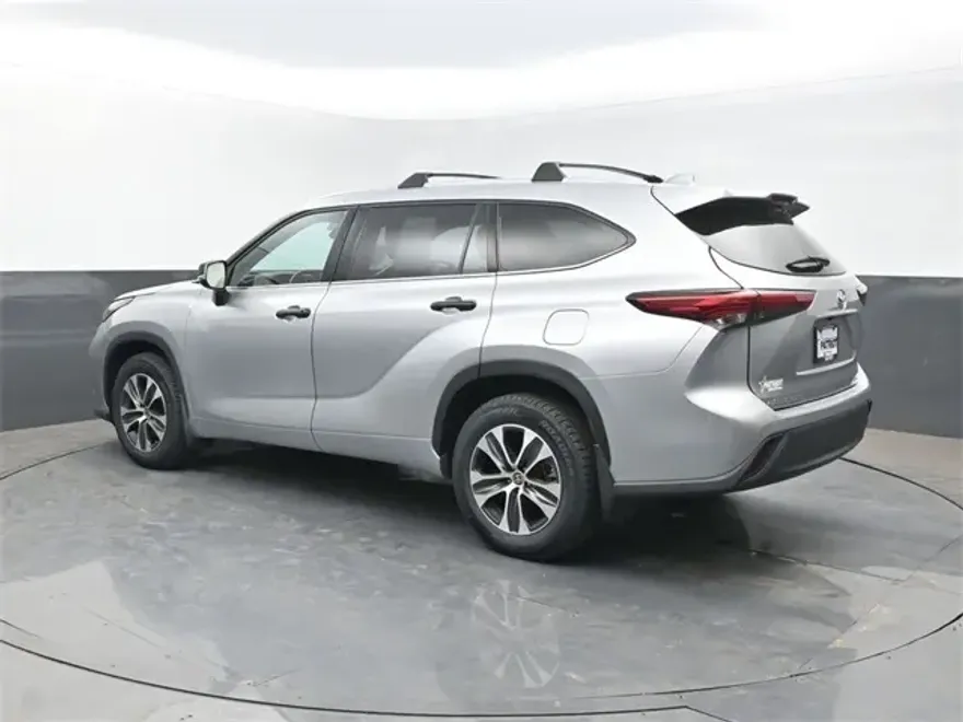 2021 Toyota Highlander XLE photo 1