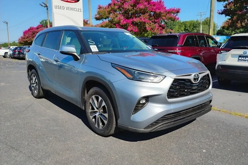 2023 Toyota Highlander XLE photo 1