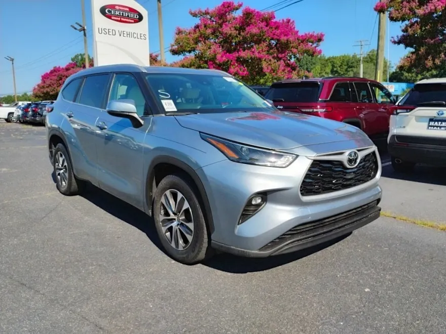 2023 Toyota Highlander XLE photo 1