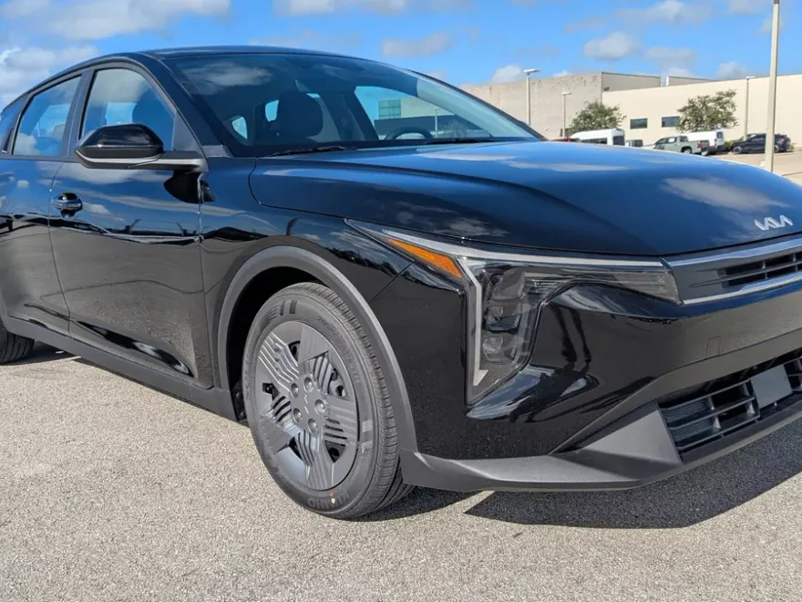 2025 Kia K4 LX photo 1