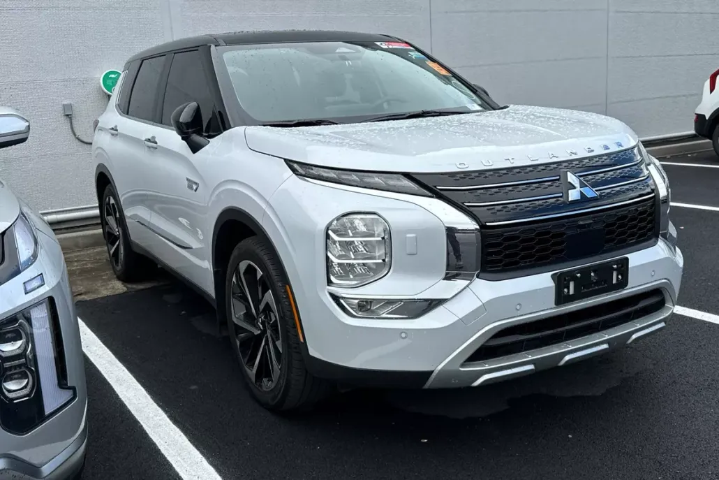 2023 Mitsubishi Outlander PHEV SE photo 1