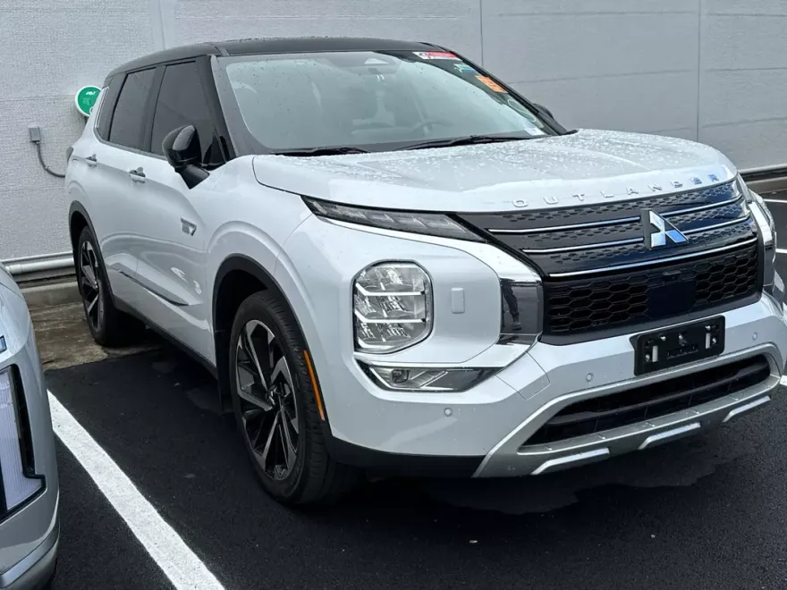 2023 Mitsubishi Outlander PHEV SE photo 1