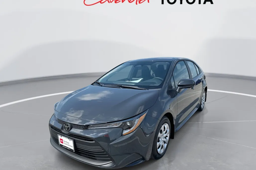 2025 Toyota Corolla LE photo 1