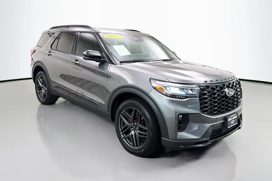 2025 Ford Explorer ST-Line photo 1