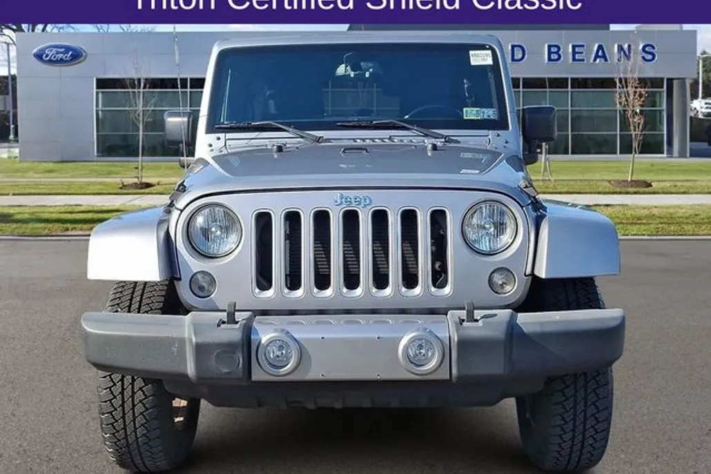 2016 Jeep Wrangler Unlimited Sahara photo 1
