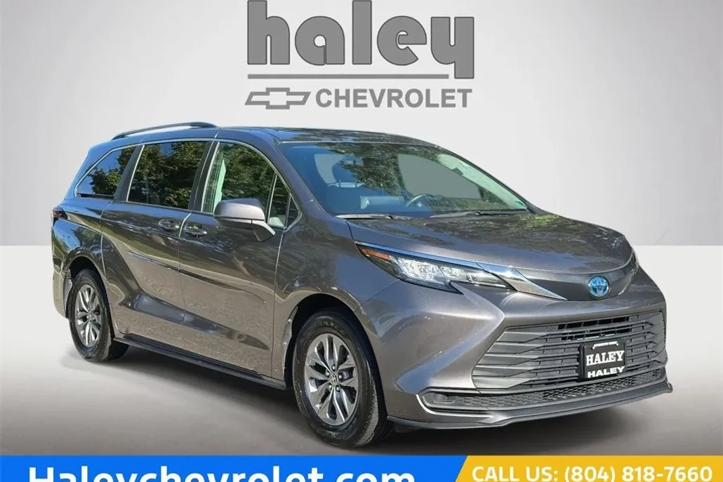 2022 Toyota Sienna LE photo 1
