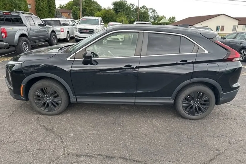 2022 Mitsubishi Eclipse Cross LE photo 1
