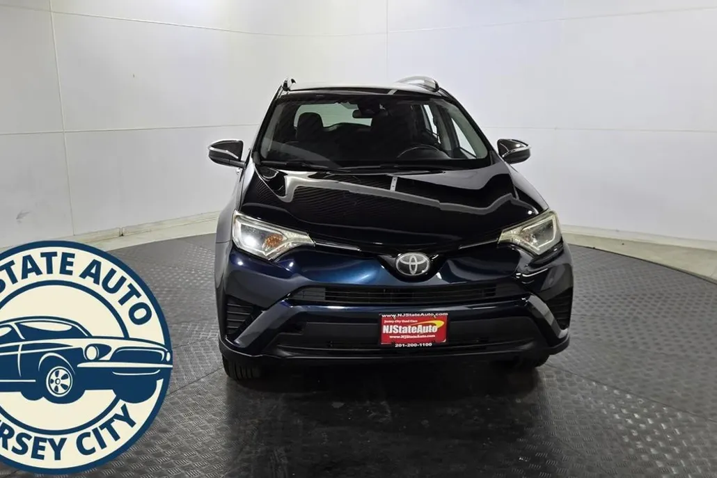 2018 Toyota RAV4 LE photo 1