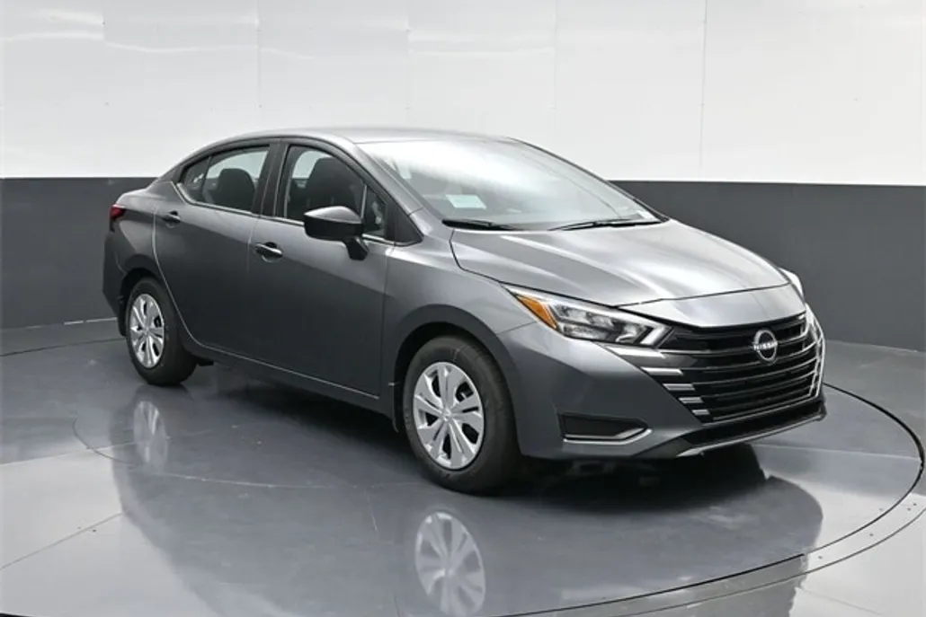 2025 Nissan Versa 1.6 S photo 1