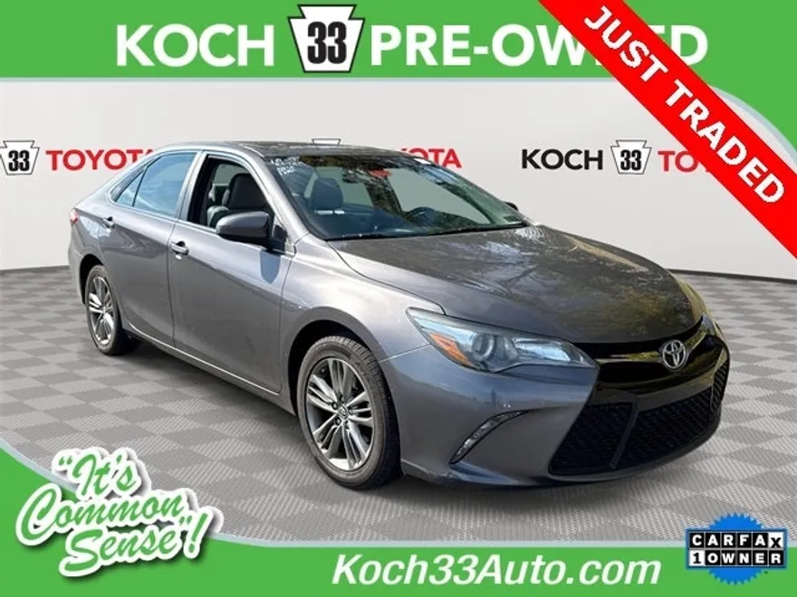 2016 Toyota Camry SE photo 1