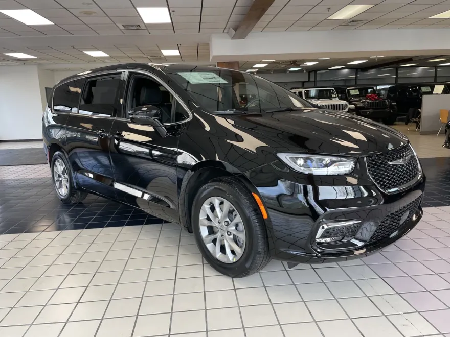 2025 Chrysler Pacifica photo 1