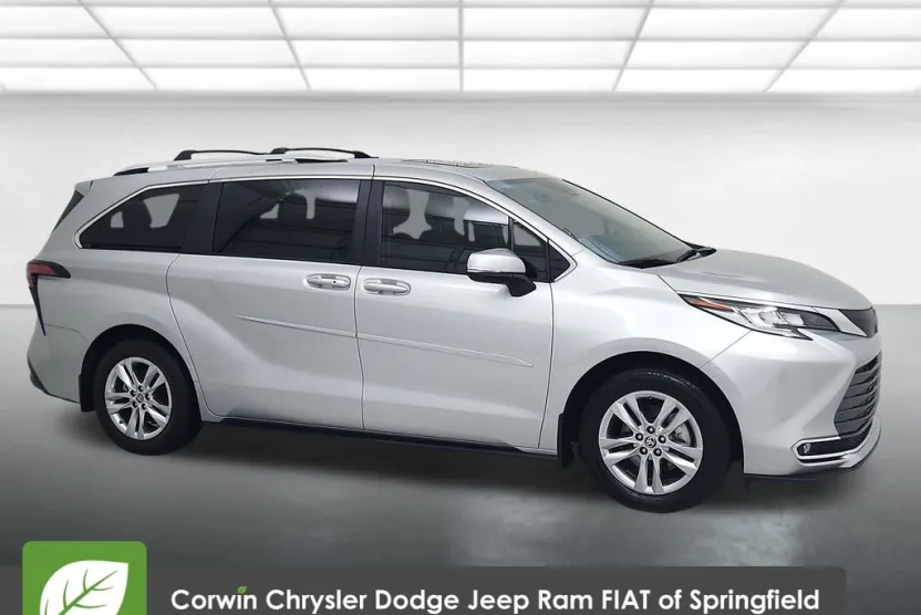 2022 Toyota Sienna Limited photo 1