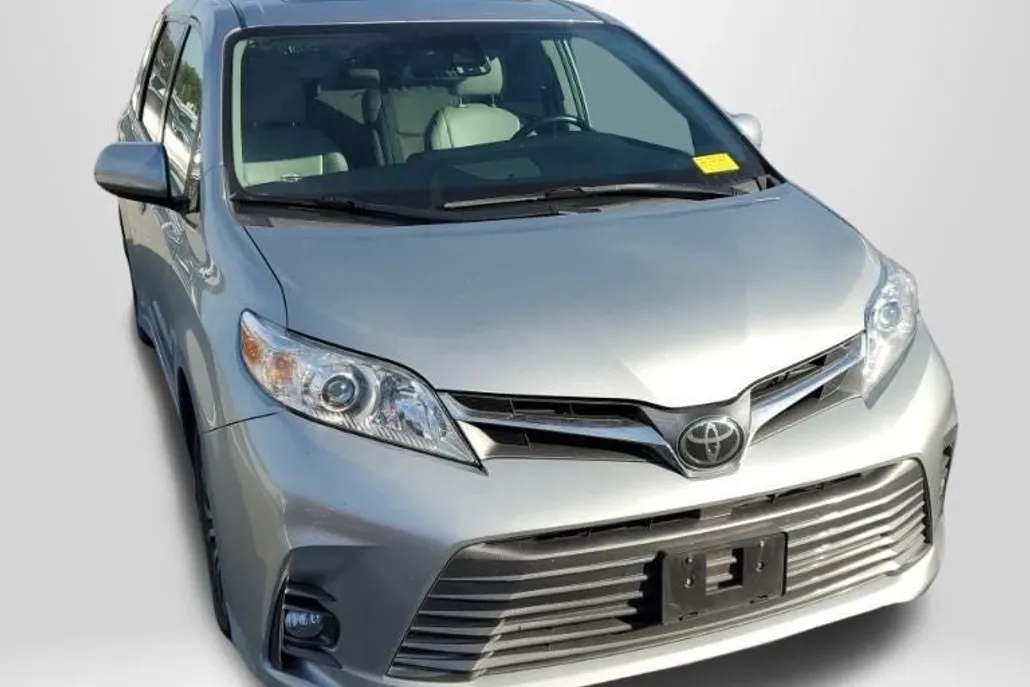 2019 Toyota Sienna XLE photo 1